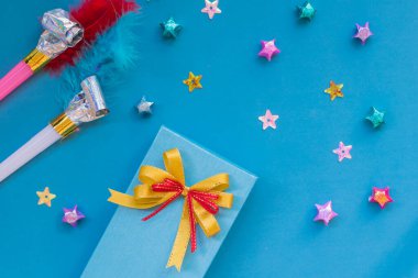 Renk arkaplan üzerinde hediye kutusu