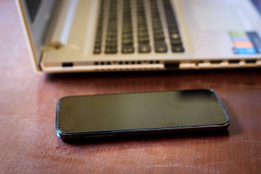 Not defteri bilgisayarının yanındaki telefon