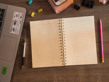 Kitap, bilgisayar, defter ahşap masa, üst görünüm