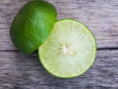 Tahtada yeşil limon