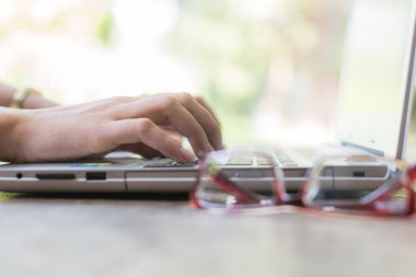 Kadın elini dizüstü bilgisayara koydu