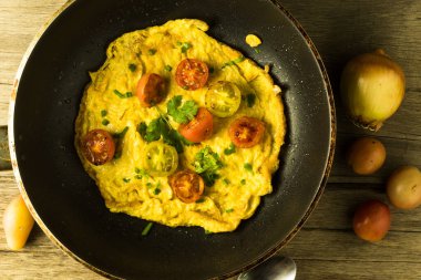 Omlet, çırpılmış yumurta, renkli modern arka plan.