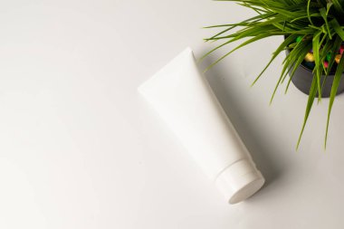 Beyaz arka planda kozmetik şişesi ve kozmetik ürünleri