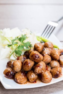 Izgara sosis, renkli modern arka plan.