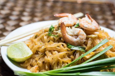 Tayland yemeği, ahşap masada Tayland yemeği.