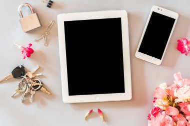 Çiçekli akıllı telefon. Renkli, modern arka plan.