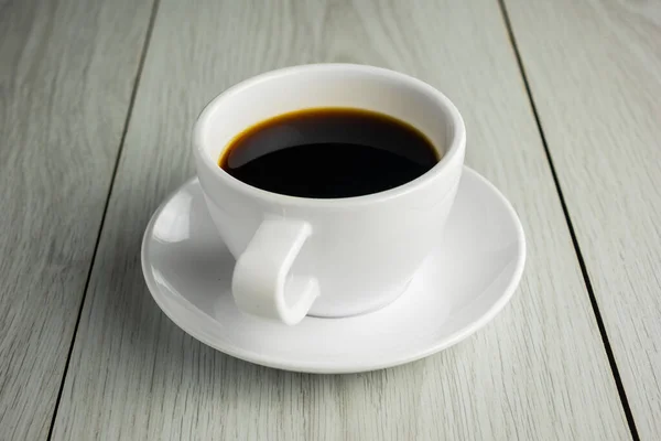 Nahaufnahme Weiße Tasse Kaffee Auf Holz — Stockfoto