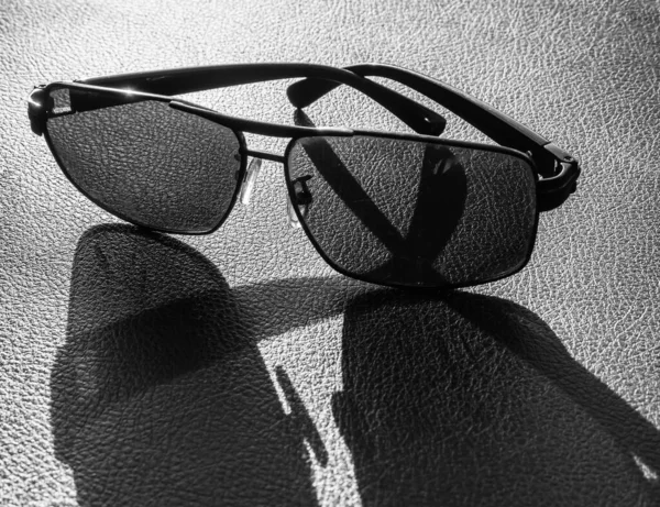 Concept Mode Lunettes Sur Fond Noir Vue Rapprochée Espace Copie — Photo