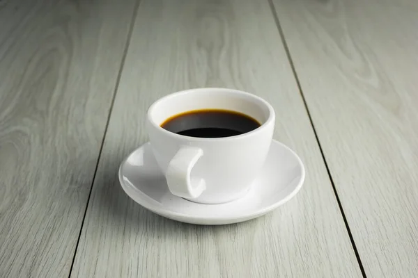 Nahaufnahme Weiße Tasse Kaffee Auf Holz — Stockfoto