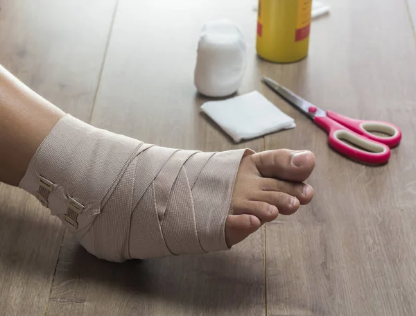 Första Hjälpen För Fotled Kvinna Med Elastiskt Bandage — Stockfoto