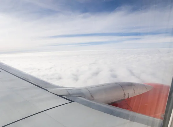 Flügel Eines Flugzeugs Das Über Den Wolken Fliegt Blick Aus — Stockfoto