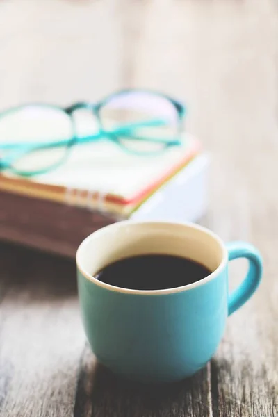 Tasse Kaffee Mit Brille Und Buch — Stockfoto