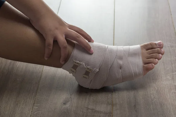 Första Hjälpen För Fotled Kvinna Med Elastiskt Bandage — Stockfoto