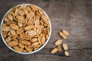 Ahşap üzerinde kavrulmuş kaju fıstığı