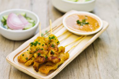 Fıstık soslu domuz eti, ızgara domuz pastırması. 