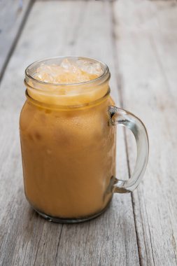 Buzlu sütlü çay, soğuk sütlü çay, sütlü Thai buzlu çay.