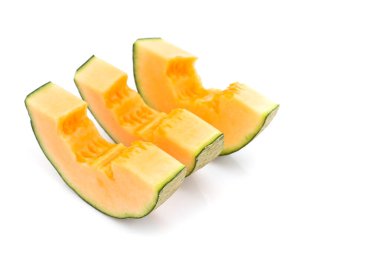 Beyaz arka plan üzerinde olgunlaşmış kavun dilimli