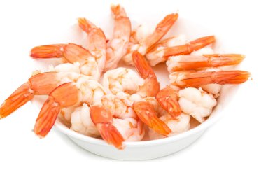 Taze karidesler beyaz arka planda izole edilmiş..