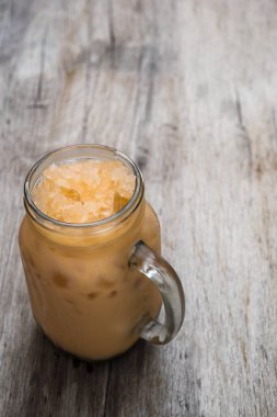 Buzlu sütlü çay, soğuk sütlü çay, sütlü Thai buzlu çay.