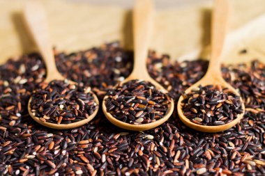 Ahşap kaşıkta mor pirinç 