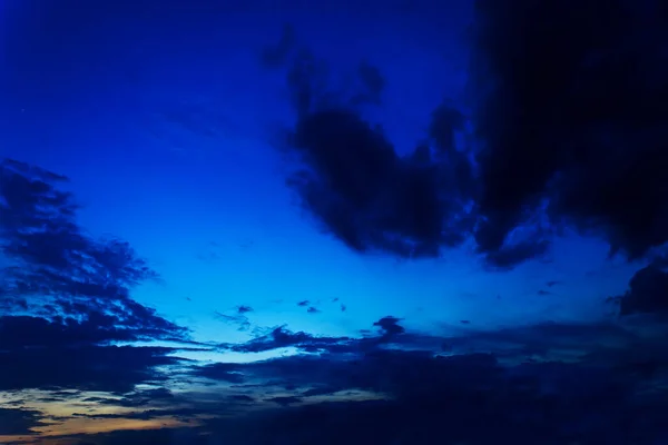 黄昏的天空和黄昏的云彩 — 图库照片