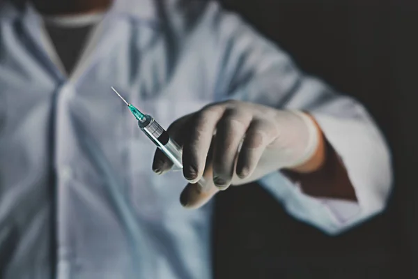 Arzt Füllt Spritze Aus Fläschchen Und Händen Mit Medikamenten Nahaufnahme — Stockfoto