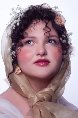 Stüdyo çekimlerinde bir kızın baharda çiçeklere bakması..        .