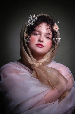 Stüdyo çekimlerinde bir kızın baharda çiçeklere bakması..        . 