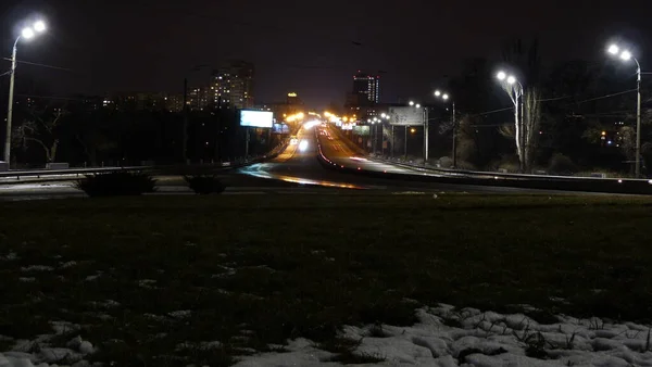 Büyük Şehrin Gece Işıklarında Arabalar Geçiyor — Stok fotoğraf