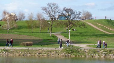Bahar parkı ve güneşli hava