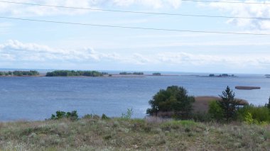 Dinyeper nehri üzerinde orman olan adaların içinden denize doğru yüzüyor.