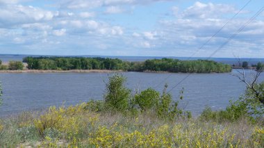 Dinyeper Nehri 'ni ikiye bölen adalardaki orman Kel Dağ' ın tepesinden çekilmiştir.