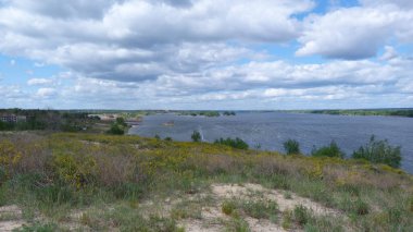 Kel Dağ 'dan çekilen Dinyeper nehri panoramasının üzerinden esen büyük gri bulutlar.