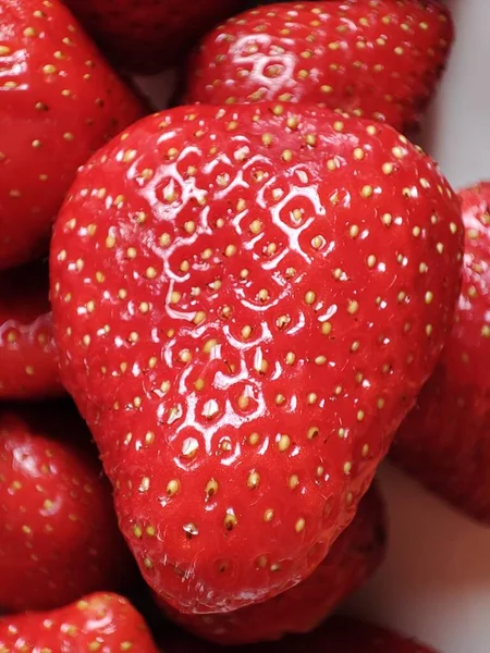 Fraises Mûres Rouges Posées Sur Une Assiette — Photo