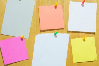 Postit ahşap üzerine