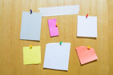 Postit ahşap üzerine