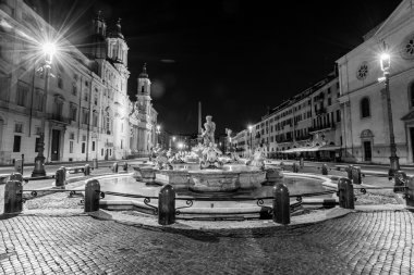 Gece görünümü, Piazza Navona, Roma. İtalya
