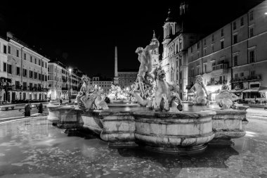 Gece görünümü, Piazza Navona, Roma. İtalya