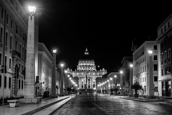 Night view at St. Peter 's cathedral in Rome, Italy — стоковое фото