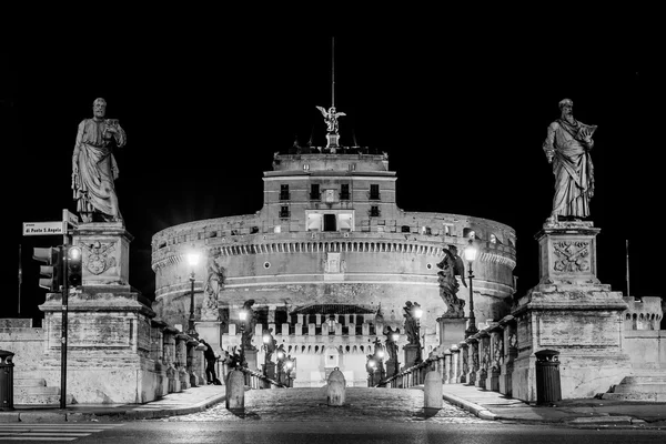 திபேர் மற்றும் காஸ்டெல் சான் ஆற்றைக் கடந்து செல்லும் Ponte Sant'Angelo பாலம் — ஸ்டாக் புகைப்படம்