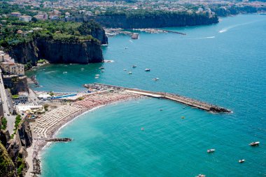 Sorrento, İtalya'nın görünümü. Plaj ve yıkananlara