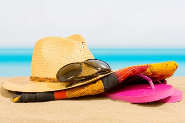 Sahilde parmak arası terlikler.