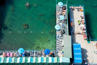 Sorrento, İtalya'nın görünümü. Plaj ve yıkananlara