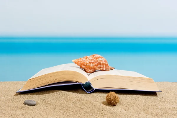 Book on the beach — Stock Photo, Image