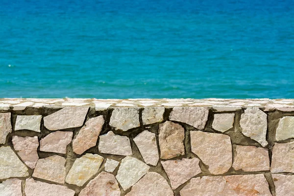 シチリア島、イタリアの海岸で小さな壁を背景 — ストック写真