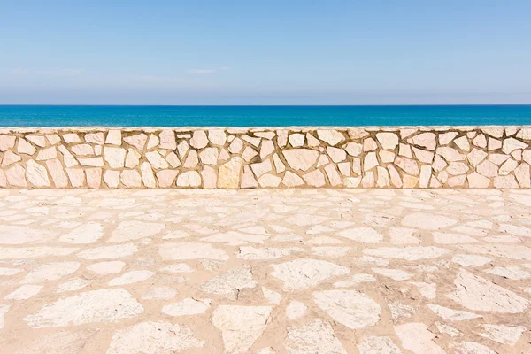 背景小墙由意大利西西里岛的岸 — 图库照片