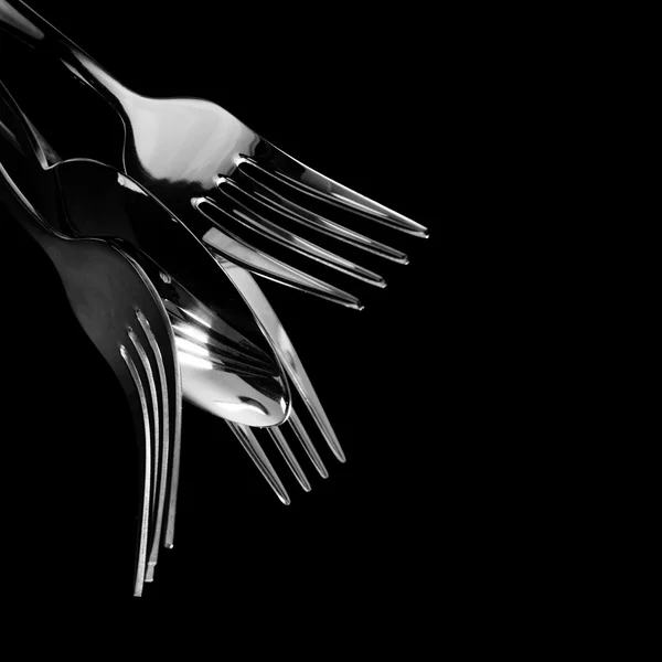 黒い背景に食器と抽象的な形 — ストック写真
