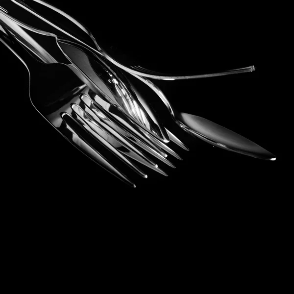 Formas abstractas con cubiertos sobre fondo negro — Foto de Stock