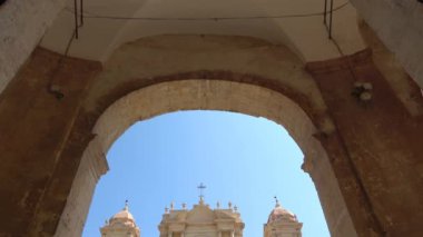 Sicilya, Noto kasabası Barok Wonder UNESCO Miras Alanı. Merdiveni olan katedral. Çekim 4k