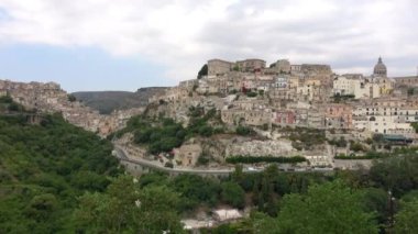 Ragusa (Ragusa Ibla), İtalya 'nın Sicilya adasındaki UNESCO miras barok kasabası. Çekim 4k